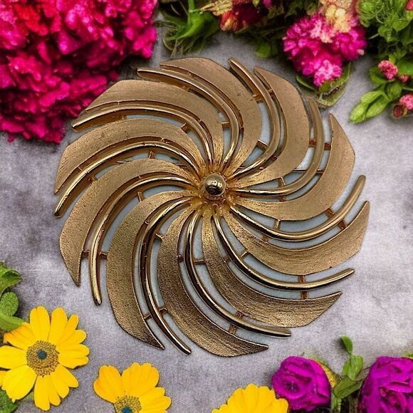Sarah Coventry Swirl Pinwheel Brooch Pin Brushed Gold LARGE Vintage MCM Mod Dome - Picture 1 of 14